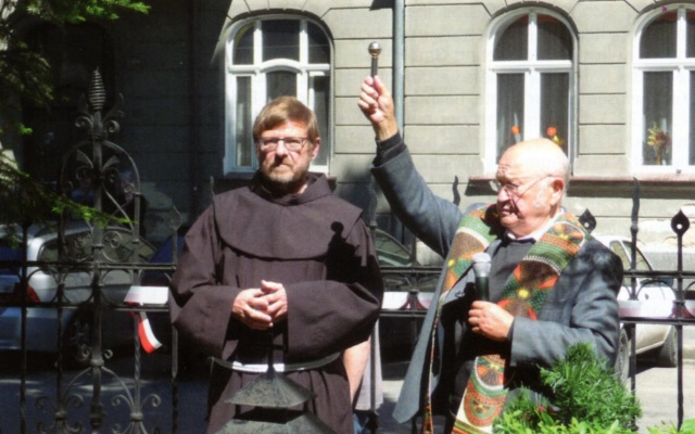 Pater Marian Arndt und Großdechant Franz Jung bei der Segnung des Gedenksteins.