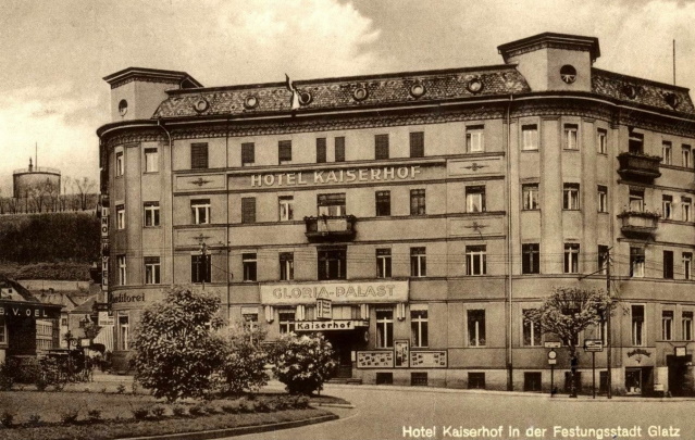 Hotel Kaiserhof mit Gloria-Palast in der Festungsstadt Glatz