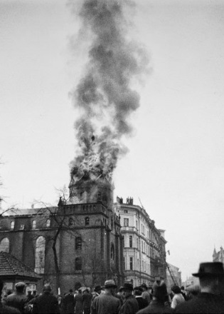 Der brennende Turm der Synagoge von Glatz