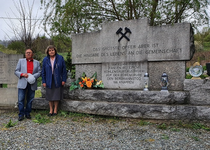 Teresa Bazała und Horst Ulbrich an der Gedenkstätte auf dem Friedhof in Neurode