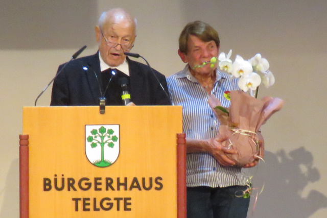 Großdechant Prälat Franz Jung dankt seiner Mitarbeiterin Christel Geismann für ihre 40-jährige Tätigkeit.