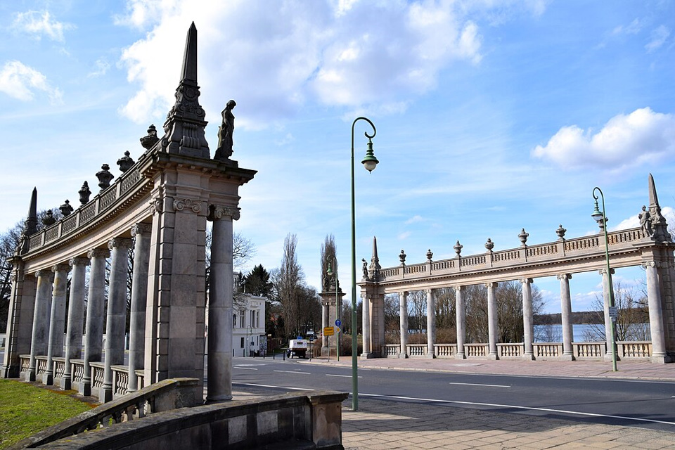Kolonnaden der Glienicker Brücke