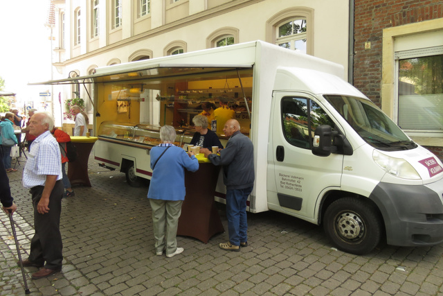 Auch die schlesische Bäckerei Volkmann aus Bad Rothenfelde verkaufte wieder schlesischen Mooh- und Sträselkucha sowie andere heimatliche Spezialitäten.
