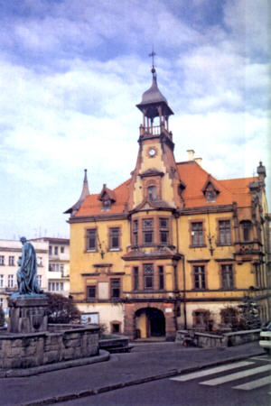 Das Rathaus in Neurode im Oktober 2003