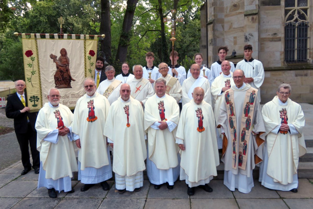 76. Glatzer Wallfahrt nach Telgte 2023: Gruppenbild der Priester und Diakone mit den Messdienern und Bannerträgern