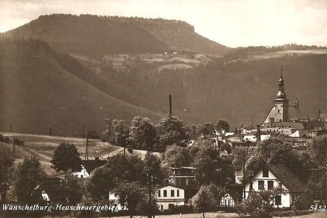 Wünschelburg mit Heuscheuergebirge in den 1930er Jahren