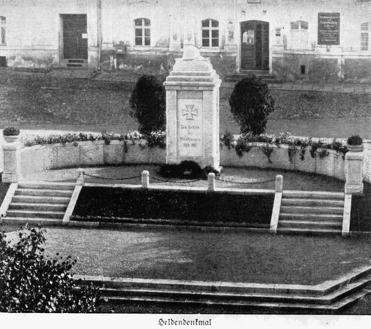 Heldendenkmal am Ring in Lewin