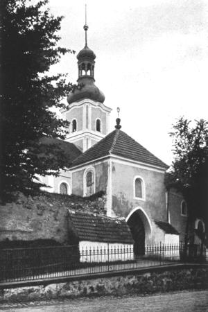 Pfarrkirche mit Torhaus