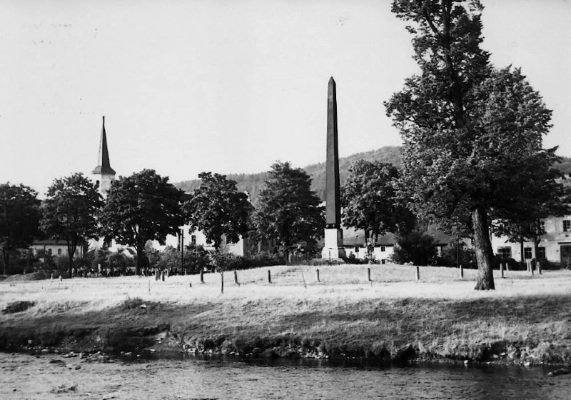 Obelisk im Park