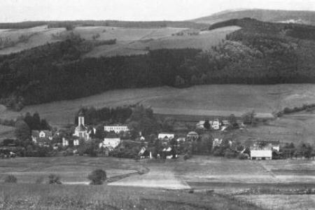 Ortsansicht mit Kirche