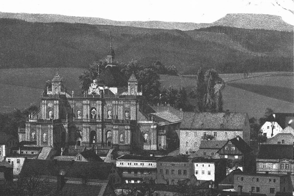 Albendorf, Ortsmitte mit Wallfahrtsbasilika und Heuscheuer