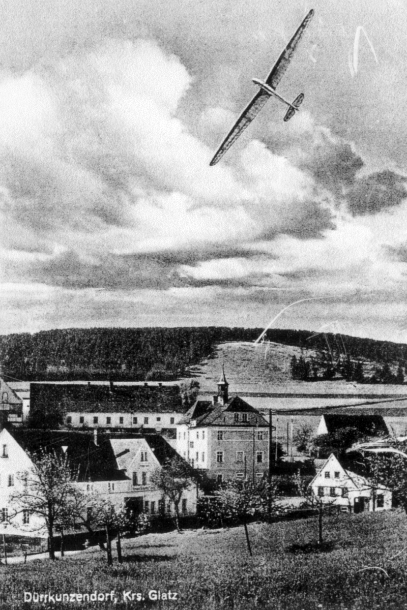 Ortsmitte mit Segelflieger