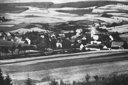 Ortsansicht mit Kirche