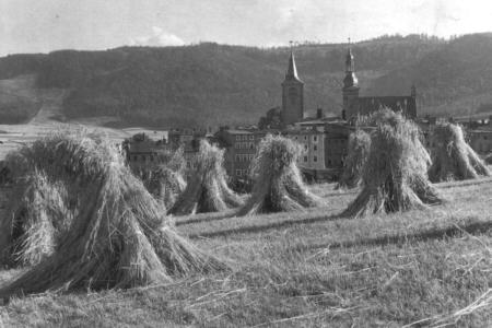 Ortsansicht mit Strohgarben